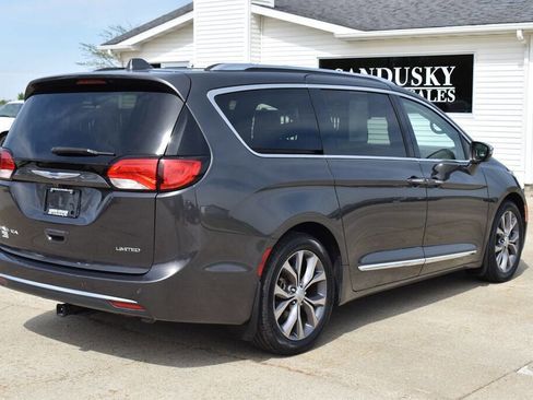 Used 2018 Chrysler Pacifica Limited FWD image 3