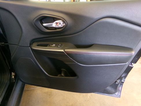 Used 2017 Jeep Cherokee Trailhawk image 13