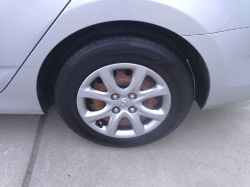 Used 2012 Hyundai Accent GLS image 28