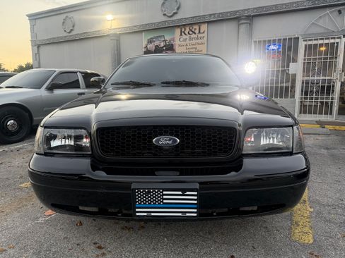 Used 2011 Ford Crown Victoria Police Interceptor image 3