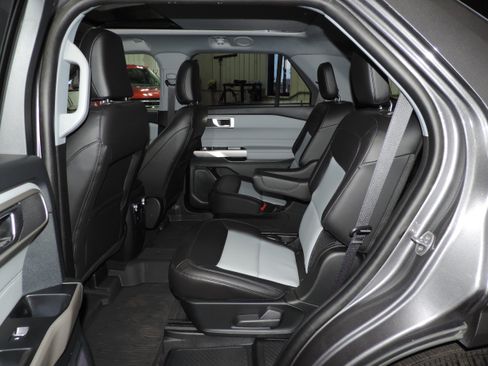 Used 2023 Ford Explorer XLT image 31