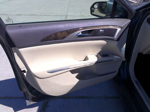 Used 2015 Lincoln MKZ image 9