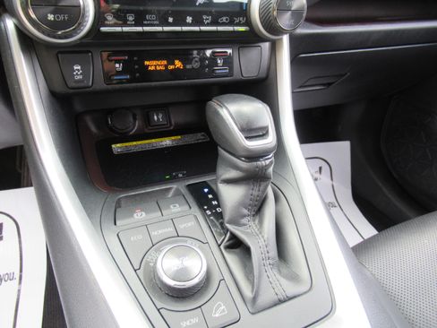 Used 2019 Toyota RAV4 Limited image 15