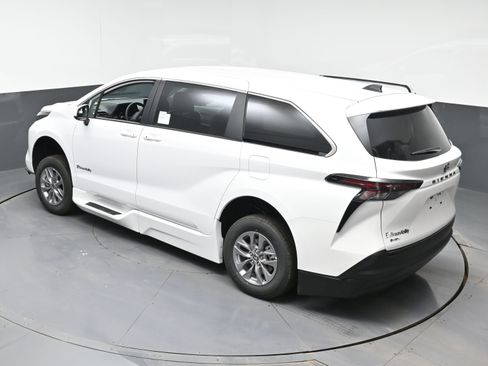 Used 2026 Toyota Sienna LE image 25