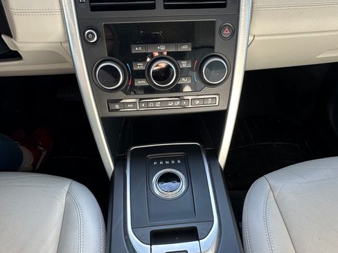 Used 2018 Land Rover Discovery Sport SE image 12