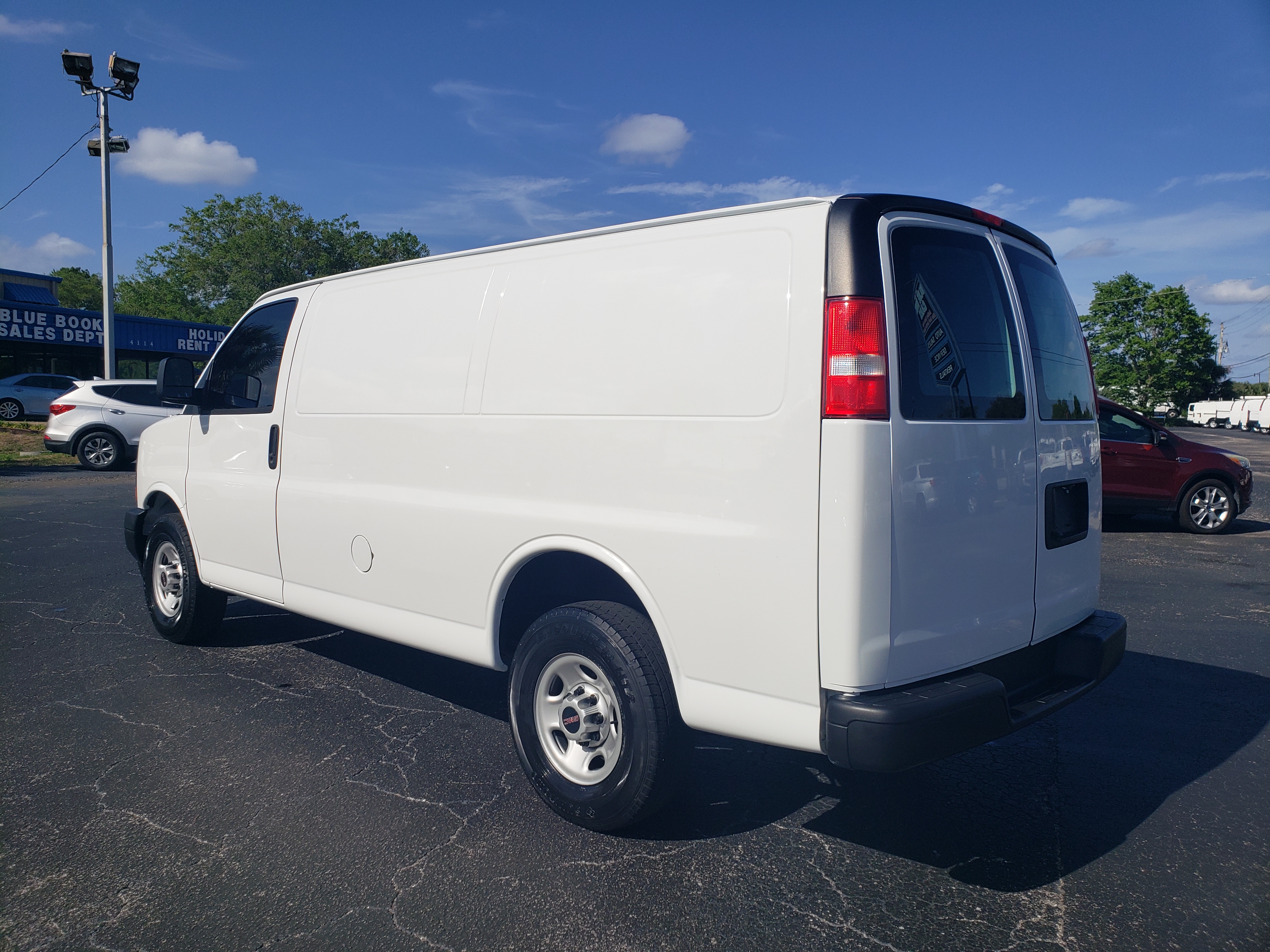 Used 2020 GMC Savana 2500 RWD image 3