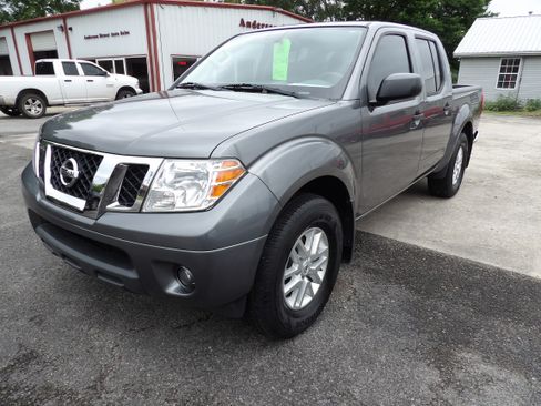 Used 2019 Nissan Frontier 2WD Crew Cab SV image 1