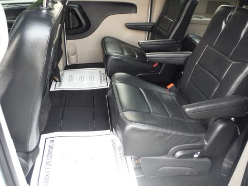 Used 2014 Dodge Grand Caravan SXT FWD image 9