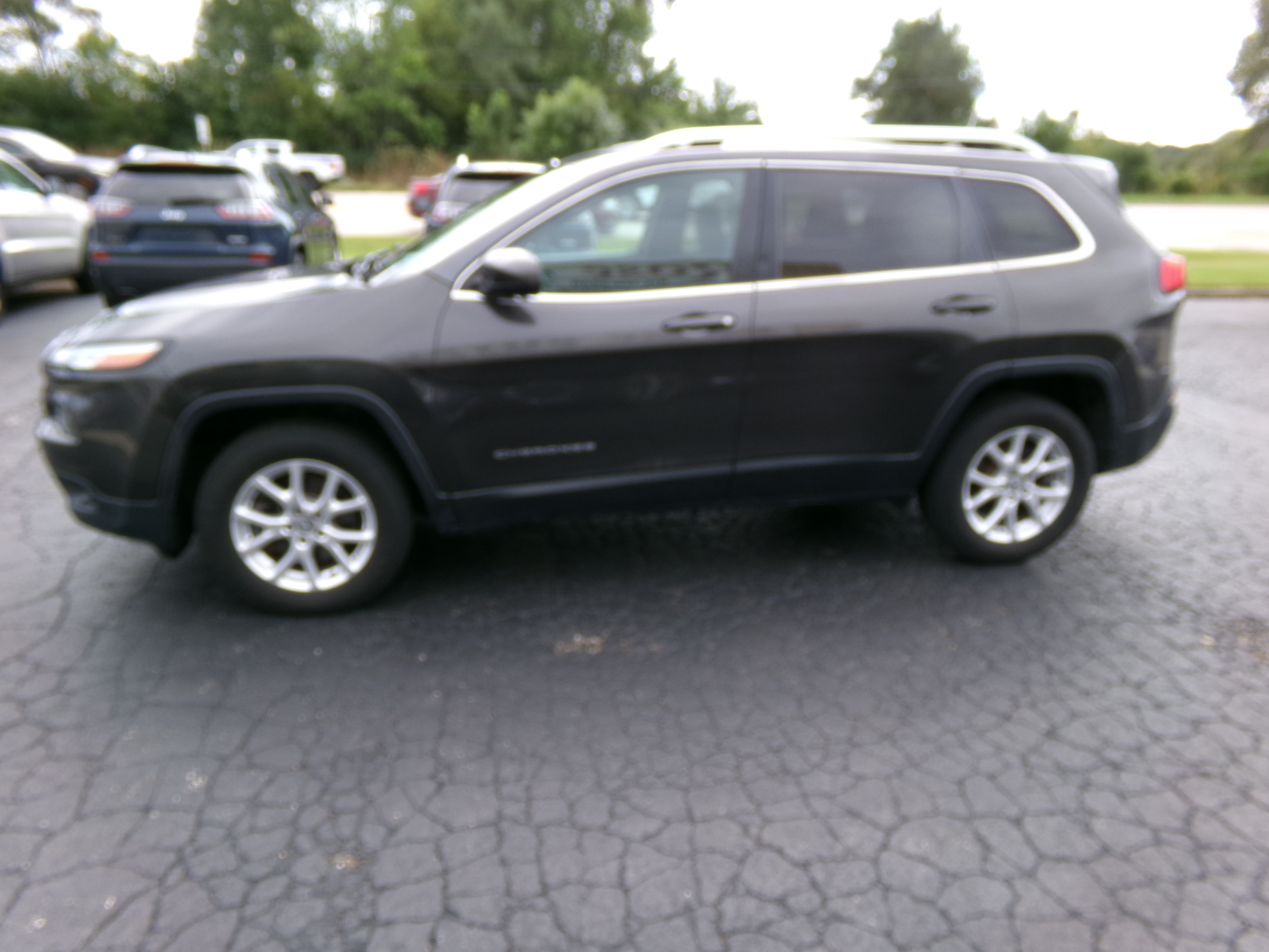 Used 2016 Jeep Cherokee 4WD Latitude image 2