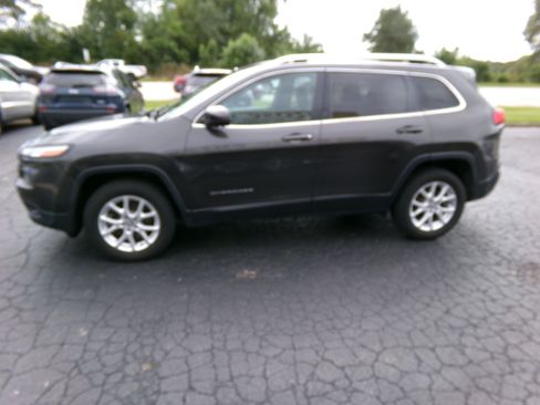 Used 2016 Jeep Cherokee 4WD Latitude image 2