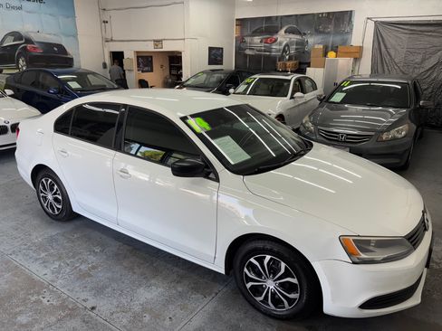 Used 2014 Volkswagen Jetta S image 2