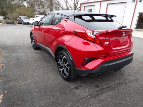 Used 2020 Toyota C-HR XLE image 2