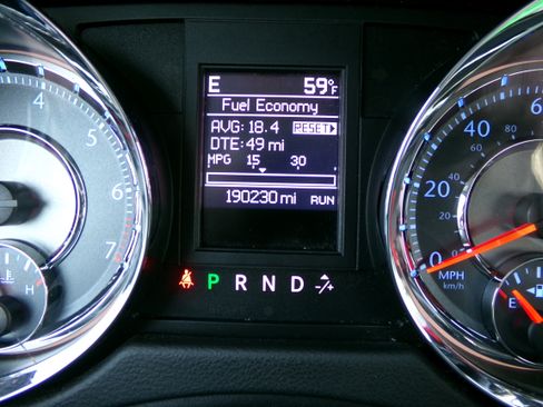 Used 2014 Chrysler Town & Country Touring-L image 18