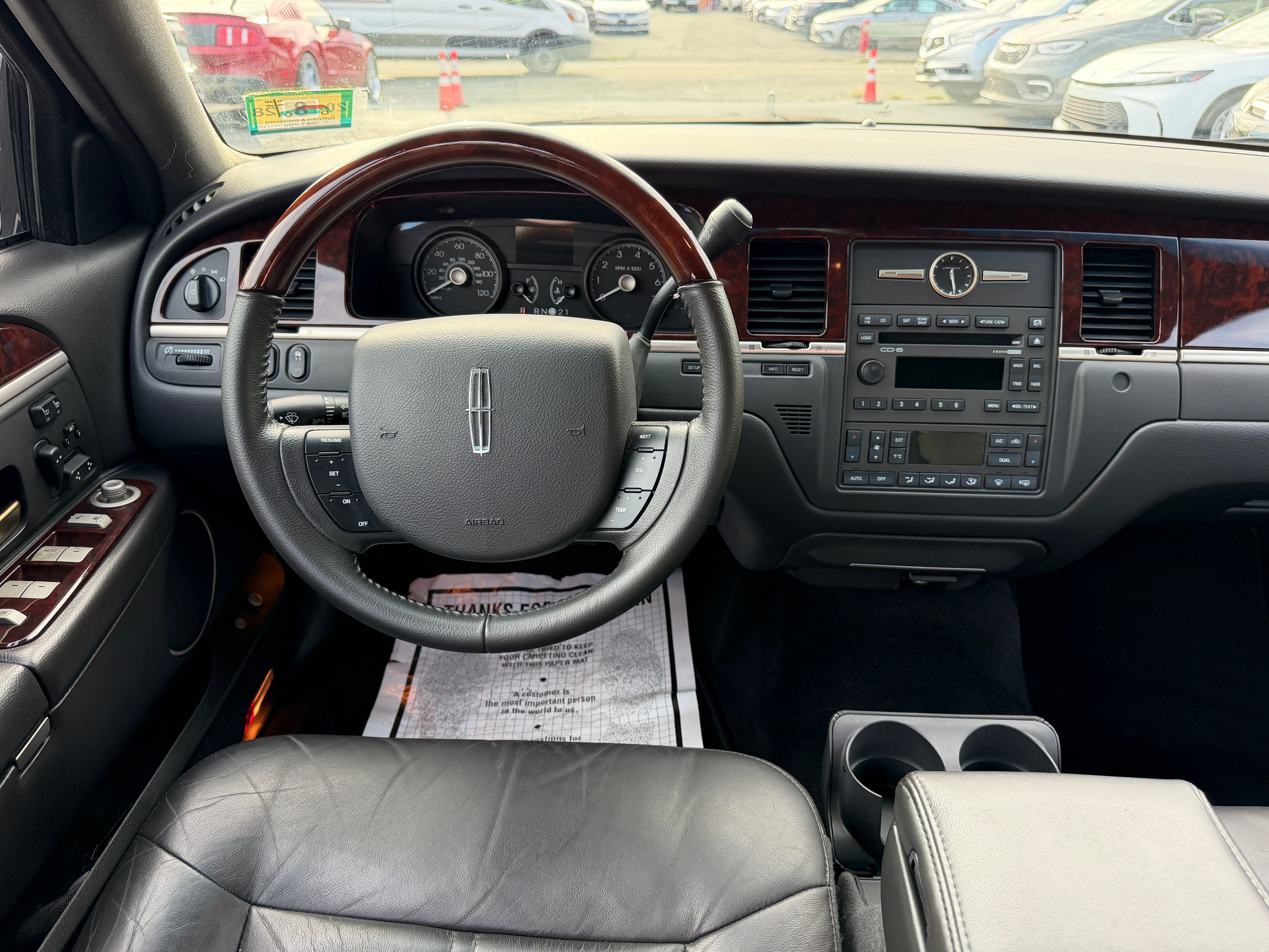 Used 2009 Lincoln Town Car Signature Limited RWD image 18