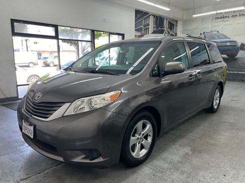 Used 2017 Toyota Sienna LE image 1