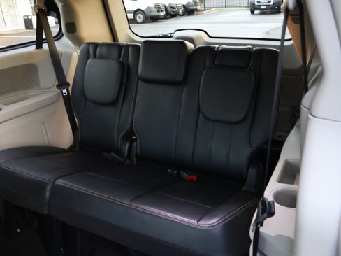 Used 2016 Chrysler Town & Country Touring image 13