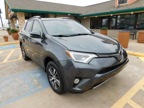 Used 2018 Toyota RAV4 XLE image 1