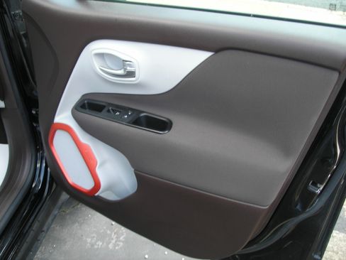 Used 2015 Jeep Renegade Latitude image 3