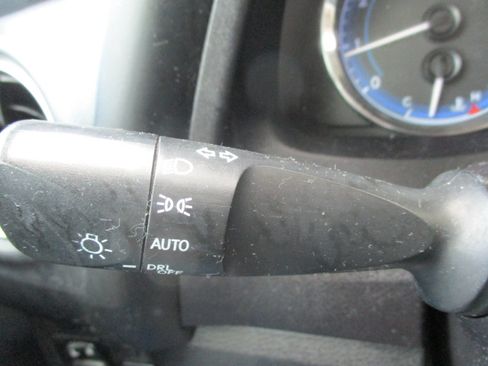 Used 2018 Toyota Corolla LE FWD image 44