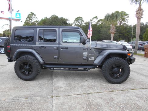Used 2018 Jeep Wrangler Unlimited Sahara image 4