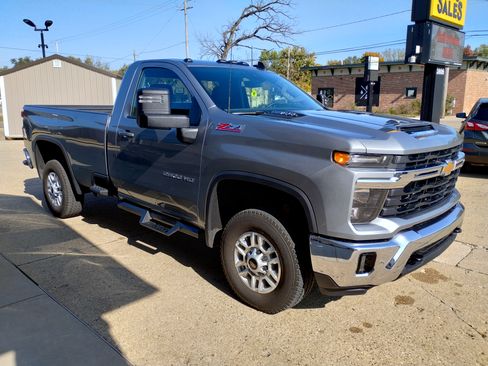 Used 2024 Chevrolet Silverado 2500 LT image 3