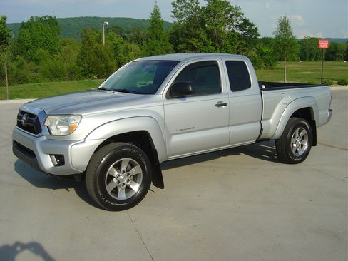 Used 2012 Toyota Tacoma PreRunner image 1