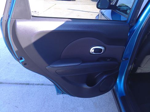 Used 2017 Kia Soul + image 10