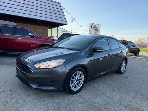 Used 2017 Ford Focus SE image 2