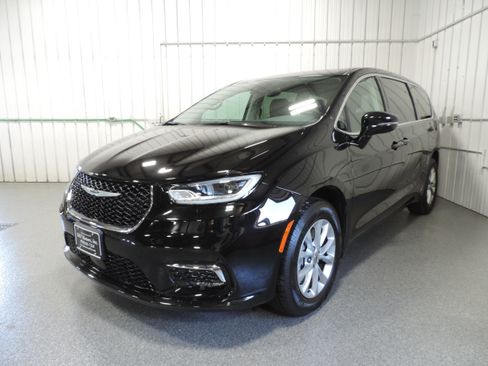 Used 2024 Chrysler Pacifica Touring-L AWD image 2