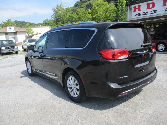 Used 2018 Chrysler Pacifica Touring-L FWD image 8