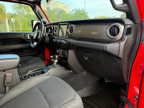 Used 2019 Jeep Wrangler 4WD Unlimited Sahara image 73