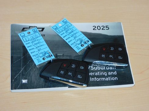 Used 2025 Chevrolet Suburban Z71 image 36