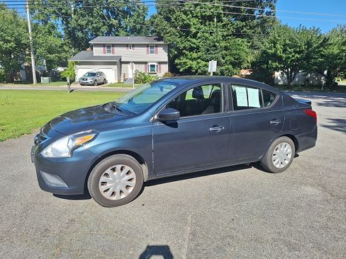 Used 2016 Nissan Versa SV image 2