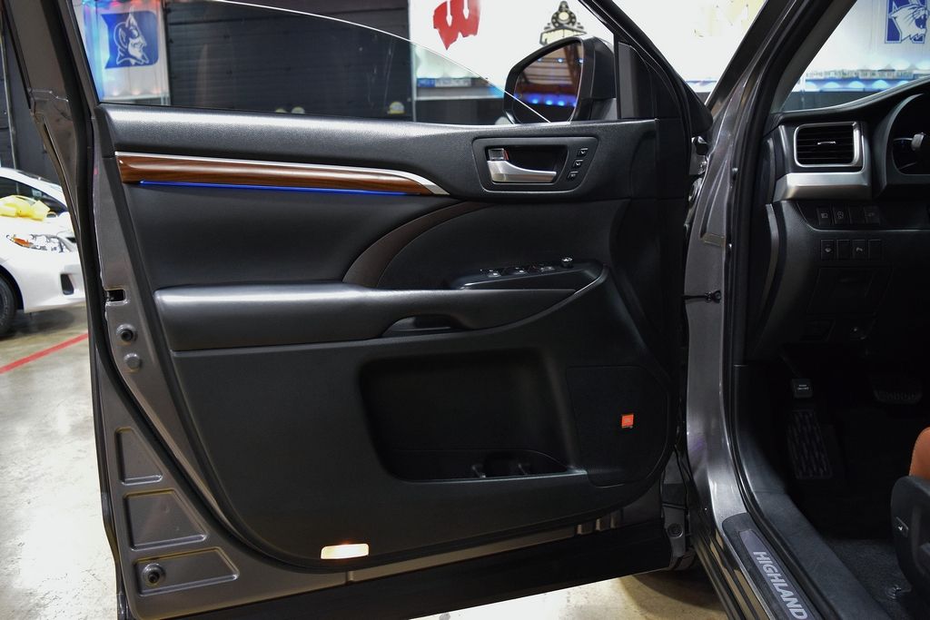 Used 2018 Toyota Highlander Limited V6 w/ 3rd Row FWD image 33