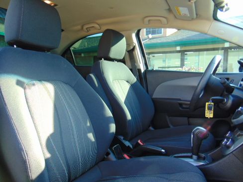 Used 2020 Chevrolet Sonic LT image 23