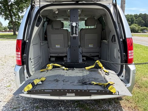 Used 2009 Chrysler Town & Country Limited FWD image 6
