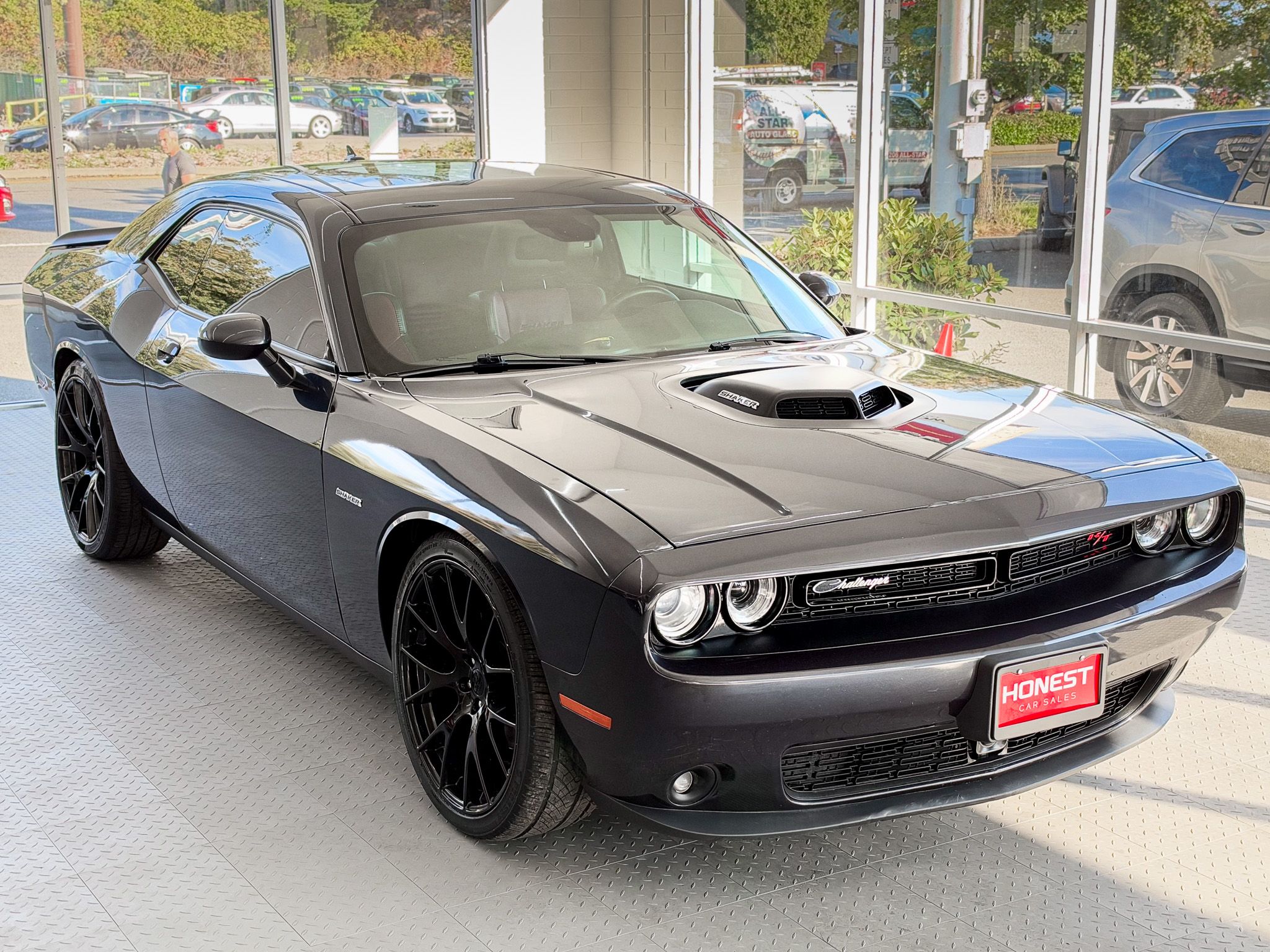 Used 2016 Dodge Challenger R/T RWD image 1