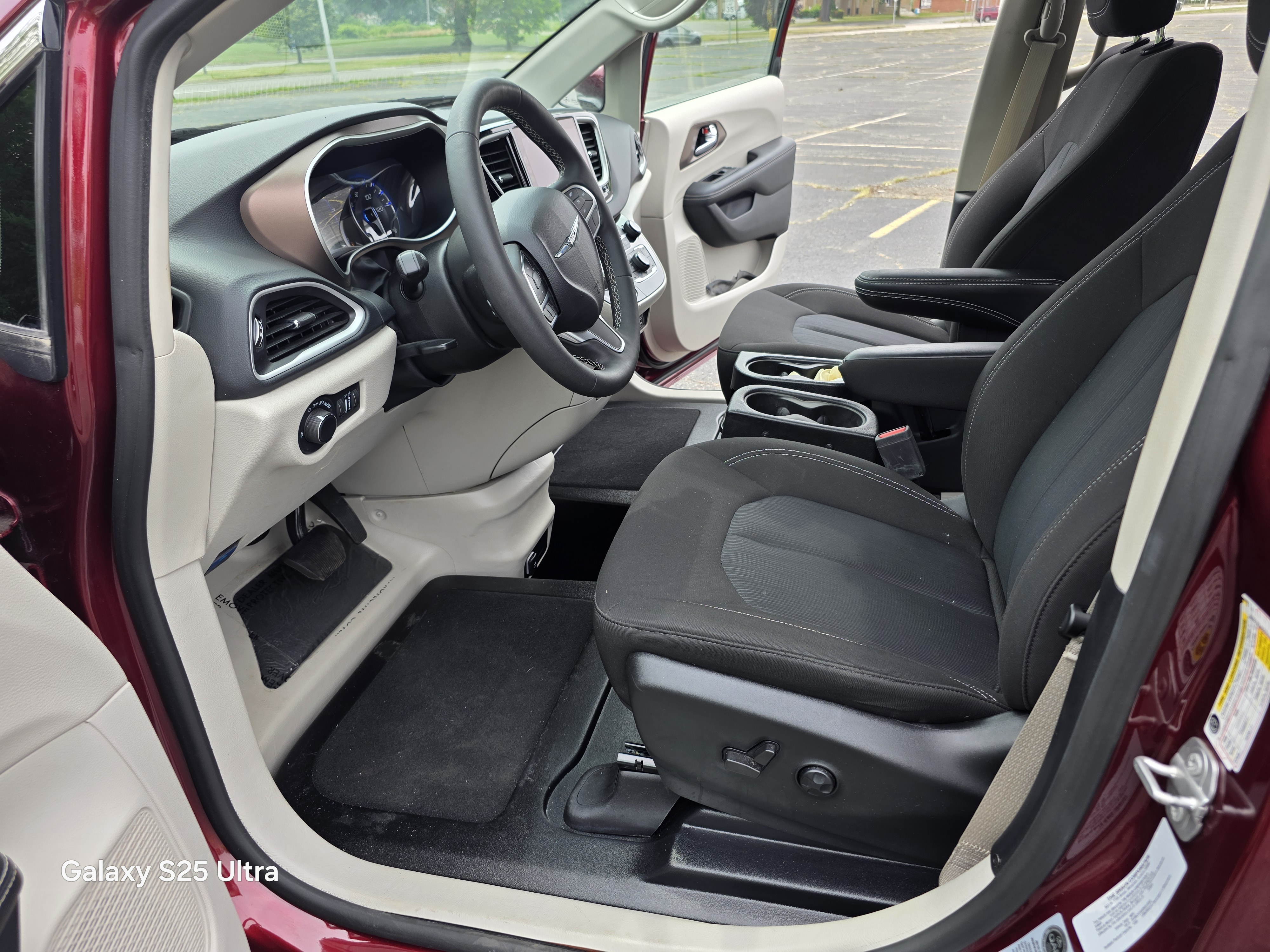 Used 2023 Chrysler Voyager LXi FWD image 12