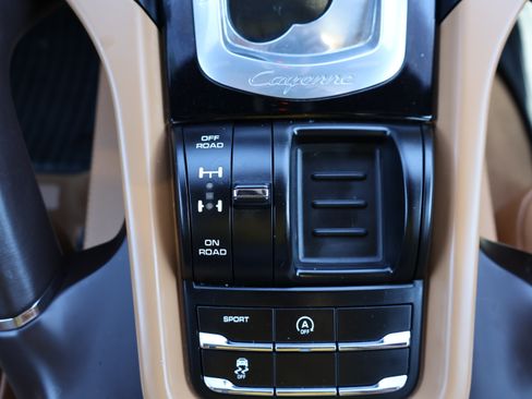 Used 2016 Porsche Cayenne S image 21