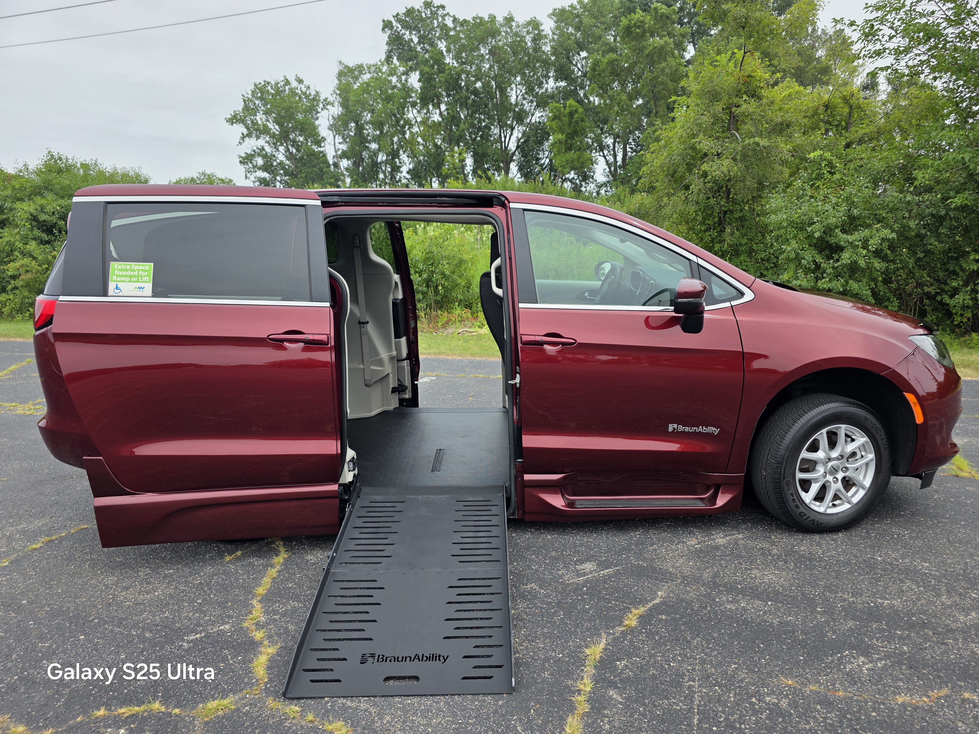 Used 2023 Chrysler Voyager LXi FWD image 2