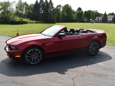 Used 2010 Ford Mustang Convertible RWD image 13