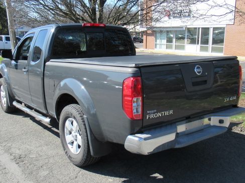 Used 2011 Nissan Frontier SV image 6