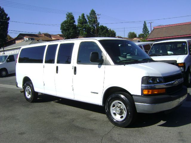 Used 2005 Chevrolet Express 3500 Extended RWD image 3