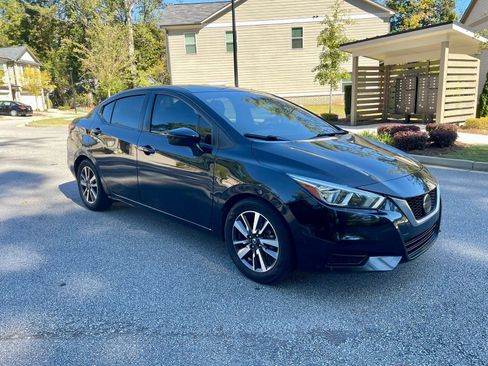 Used 2020 Nissan Versa SV image 3