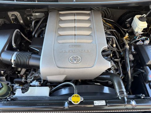 Used 2010 Toyota Tundra image 32