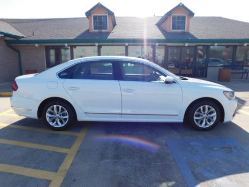 Used 2017 Volkswagen Passat 1.8T S image 8