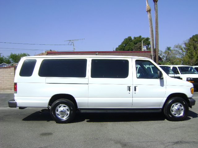 Used 2003 Ford E-350 and Econoline 350 Extended Super Duty RWD image 2