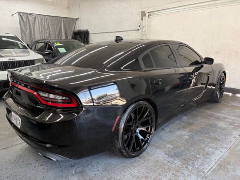 Used 2016 Dodge Charger SXT RWD image 4