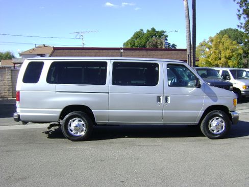 Used 2002 Ford E-350 and Econoline 350 XL image 2