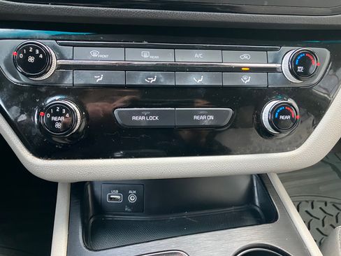 Used 2018 Kia Sedona LX image 9